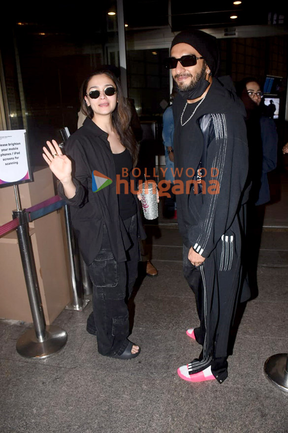 photos ranveer singh alia bhatt deepika padukone and arjun kapoor snapped at the airport 1