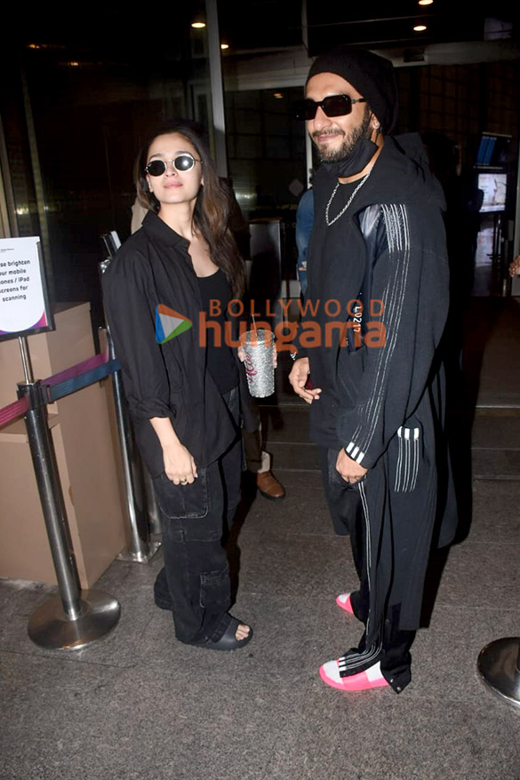 photos ranveer singh alia bhatt deepika padukone and arjun kapoor snapped at the airport 4