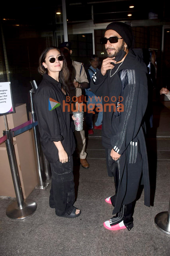 photos ranveer singh alia bhatt deepika padukone and arjun kapoor snapped at the airport 7
