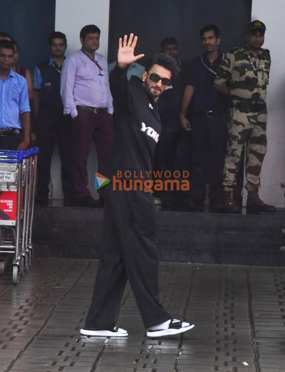 photos ranveer singh and alia bhatt return to mumbai after promoting rocky aur rani kii prem kahaani in jaipur and chandigarh 5