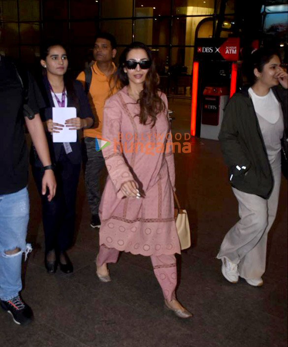 photos sara ali khan and malaika arora snapped at the airport 2 3