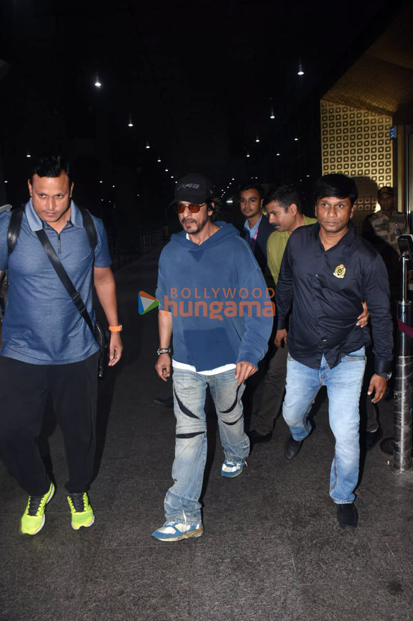 Photos: Shah Rukh Khan, Gauri Khan, Ranveer Singh and others snapped at the airport Photos: Shah Rukh Khan, Gauri Khan, Ranveer Singh and others snapped at the airport