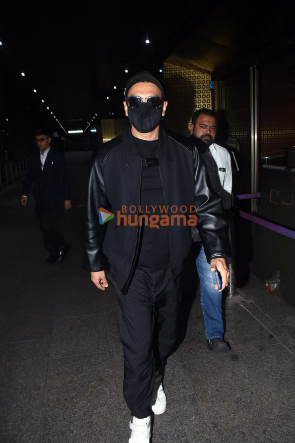 photos shah rukh khan gauri khan ranveer singh and others snapped at the airport 3