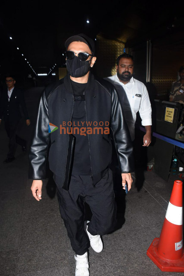photos shah rukh khan gauri khan ranveer singh and others snapped at the airport 7