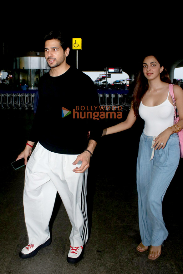Photos: Sidharth Malhotra, Kiara Advani, Disha Patani and others snapped at the airport Photos: Sidharth Malhotra, Kiara Advani, Disha Patani and others snapped at the airport