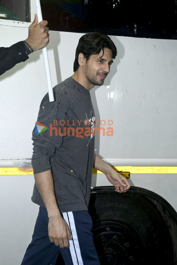 photos sidharth malhotra snapped in andheri 2