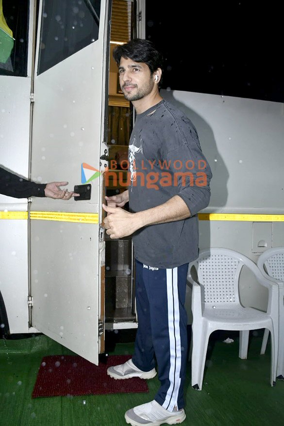 photos sidharth malhotra snapped in andheri 5