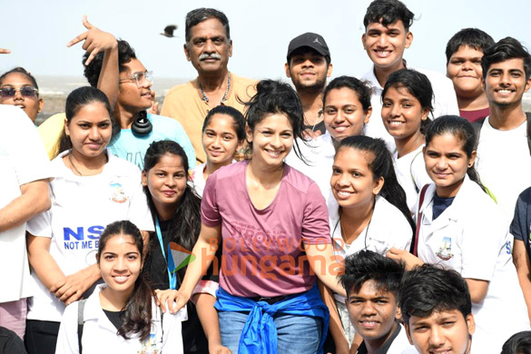 Photos: Tanishaa Mukerji spotted during a beach clean up drive at Carter Road Photos: Tanishaa Mukerji spotted during a beach clean up drive at Carter Road