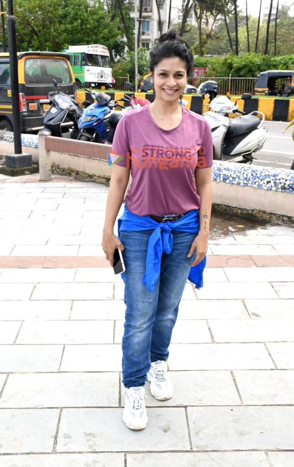 photos tanishaa mukerji spotted during a beach clean up drive at carter road 6 2