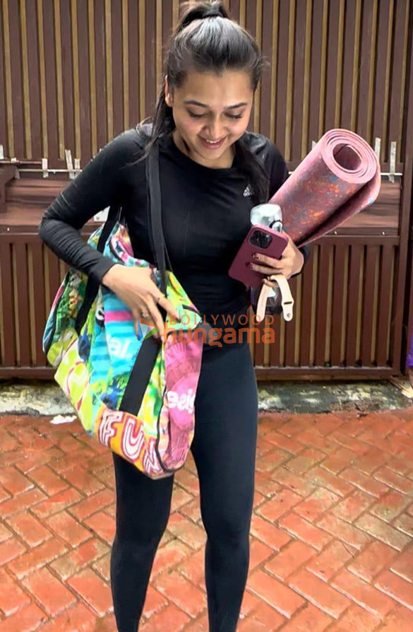 photos tejasswi prakash snapped outside a yoga class 2