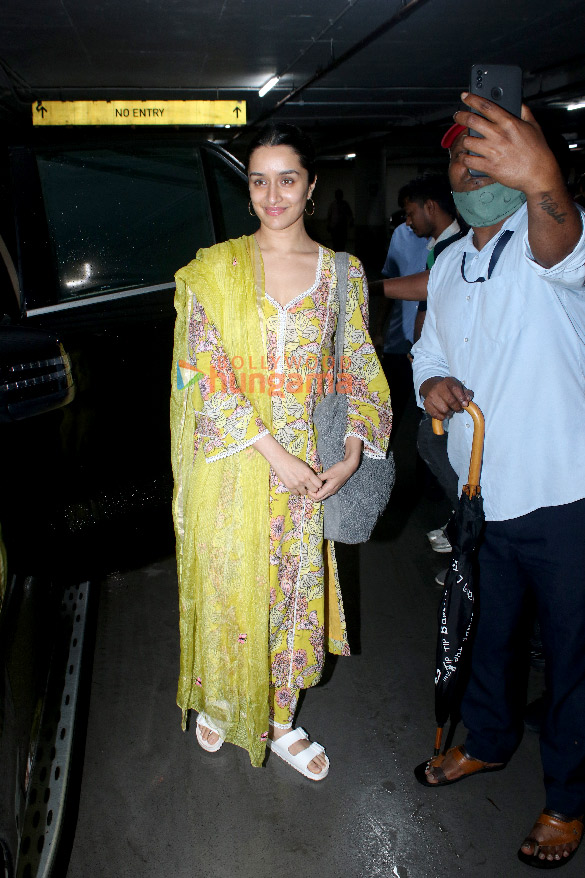 photos urvashi rautela shraddha kapoor and malaika arora snapped at the airport 5