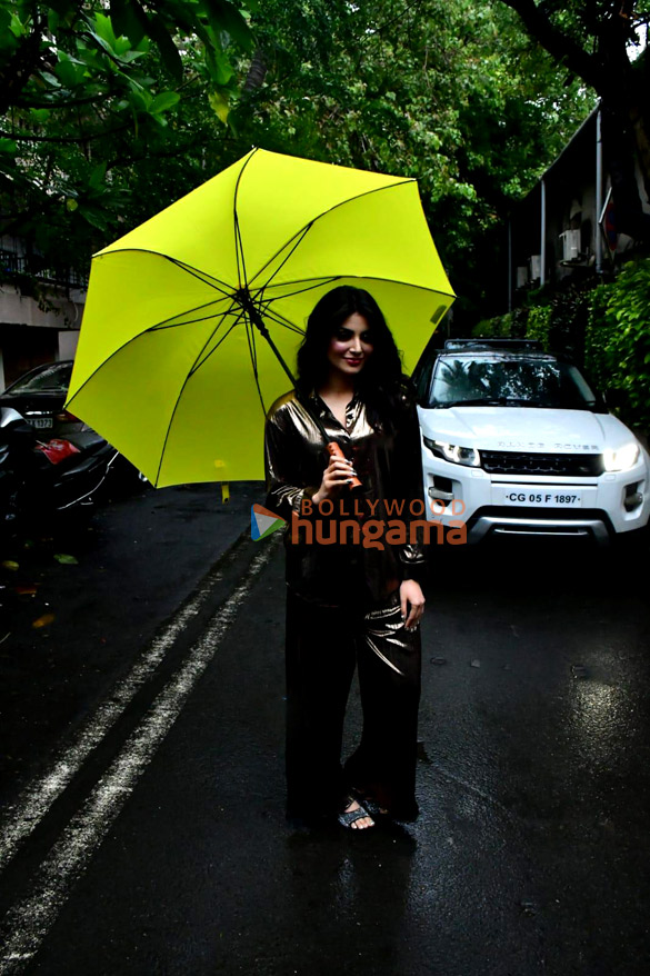 photos urvashi rautela snapped in juhu 2 17