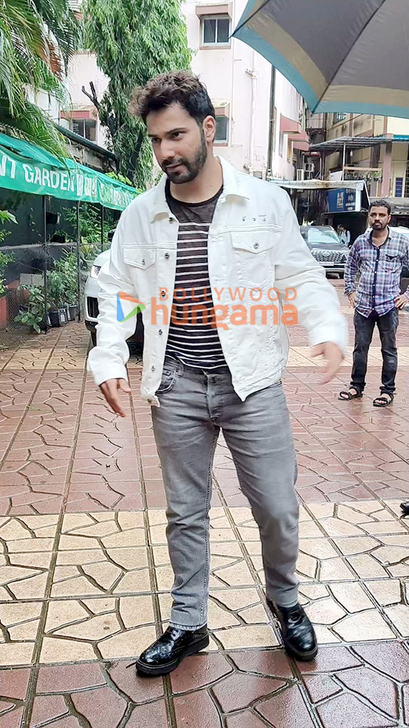 photos varun dhawan and janhvi kapoor snapped promoting bawaal at national college 3