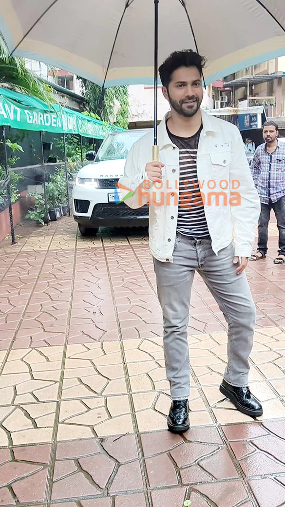 photos varun dhawan and janhvi kapoor snapped promoting bawaal at national college 4