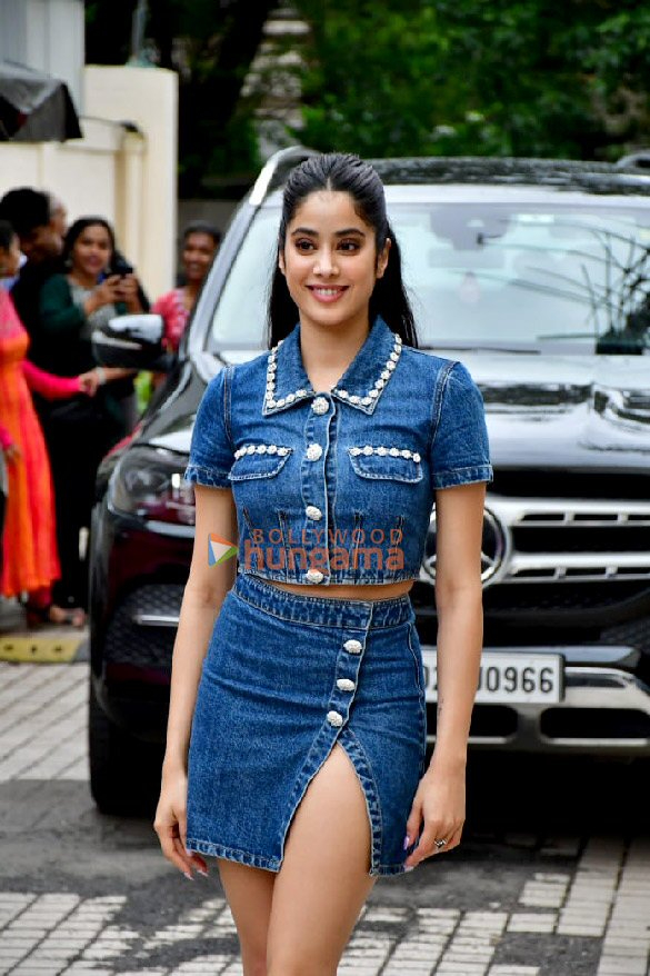 photos varun dhawan and janhvi kapoor snapped while promoting bawaal 3