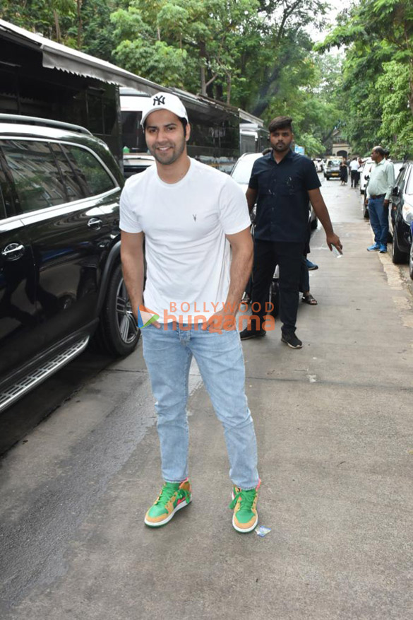 photos varun dhawan snapped at a shoot location 3