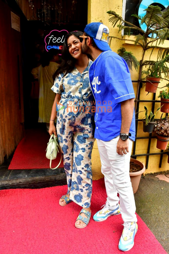 photos vatsal sheth and ishita dutta snapped outside a restaurant in juhu 3