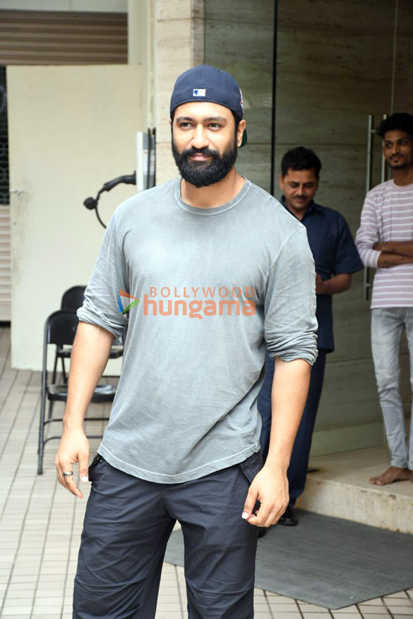 photos vicky kaushal snapped at a dubbing studio 2