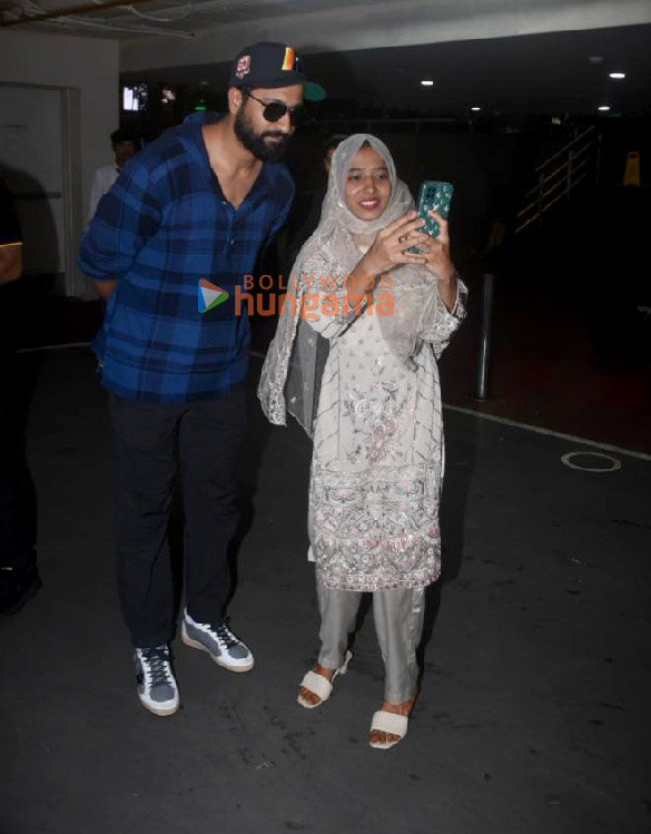 photos vicky kaushal snapped at the airport 2 2