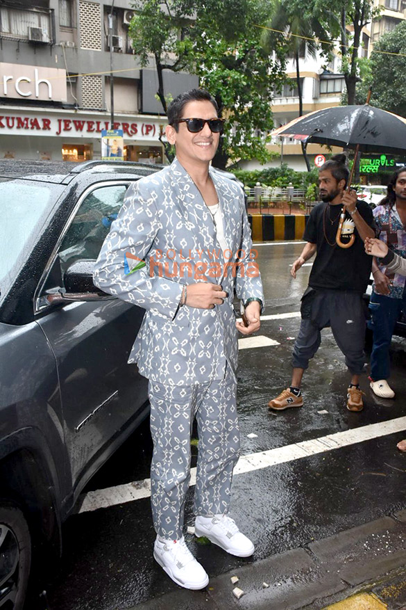 Photos: Vijay Varma snapped in Khar