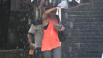 Rakul Preet Singh gets clicked by paps post gym session.mp4