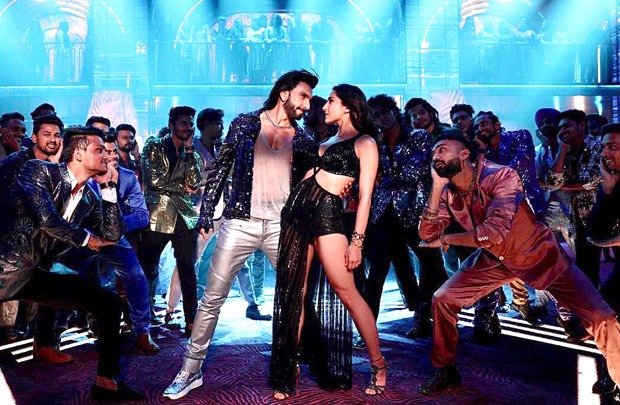 Sara Ali Khan makes a cameo in Ranveer Singh's intro song 'Heartthrob' in Rocky Aur Rani Kii Prem Kahaani, see pics