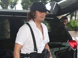 Sonu Nigam gets clicked by paps at the airport
