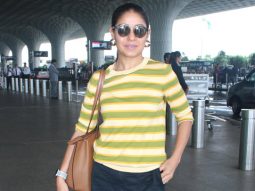 Sunidhi Chauhan poses for paps as she gets clicked at the airport