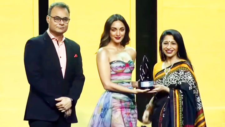 Kiara Advani Wins IAA Brand Endorser of the Year Award from Neeraj Roy CEO of Hungama Digital Media