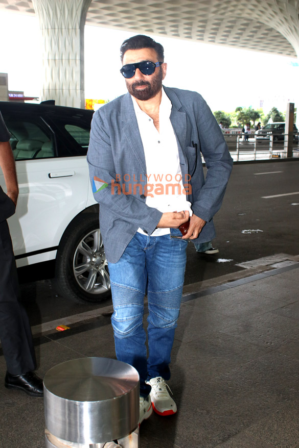 malaika arora varun dhawan kriti kharbanda and others snapped at the airport 10