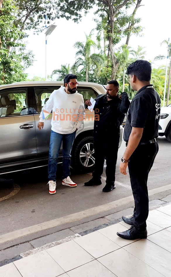 photos abhishek bachchan saiyami kher angad bedi and r balki snapped at the airport 3