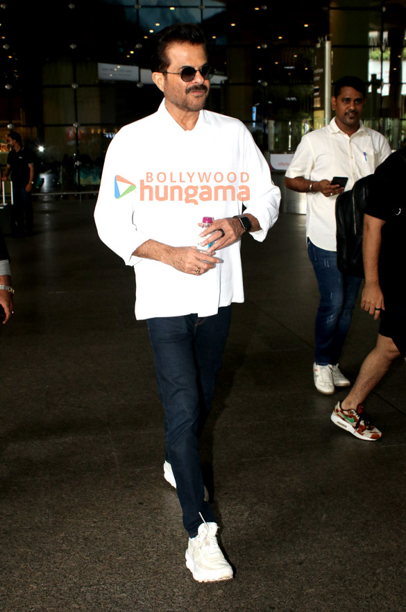 photos abhishek bachchan saiyami kher angad bedi and others snapped at the airport 3