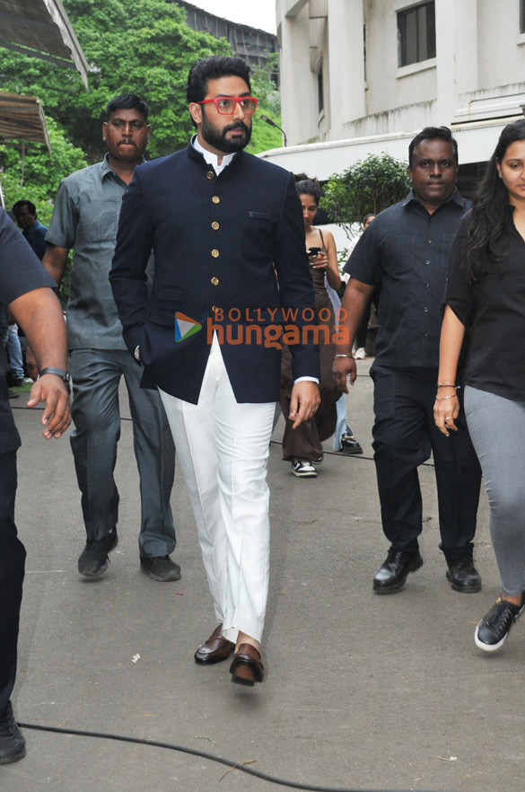 photos abhishek bachchan and saiyami kher snapped promoting ghoomer on the sets of indias best dancer 3 3