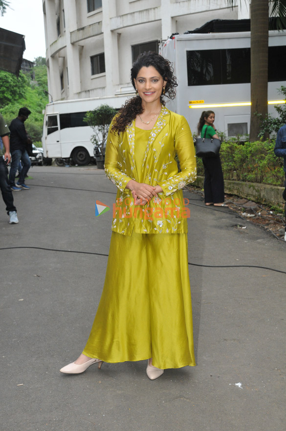 photos abhishek bachchan and saiyami kher snapped promoting ghoomer on the sets of indias best dancer 3 4