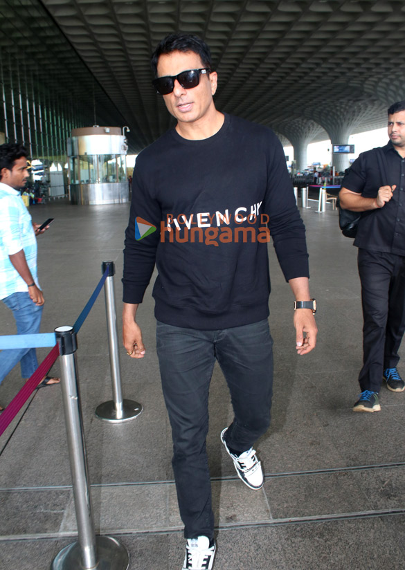 photos ajay devgn nysa devgn and sonu sood snapped at the airport 3
