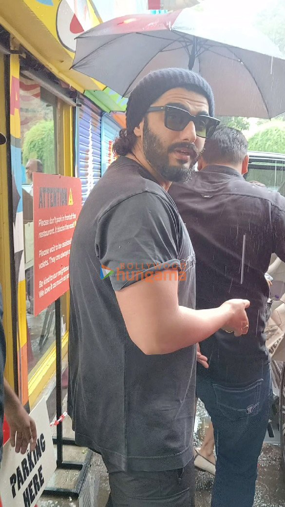 photos arjun kapoor and malaika arora snapped in bandra 5