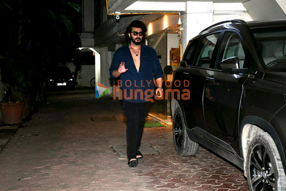 Photos: Arjun Kapoor snapped in Juhu Photos: Arjun Kapoor snapped in Juhu