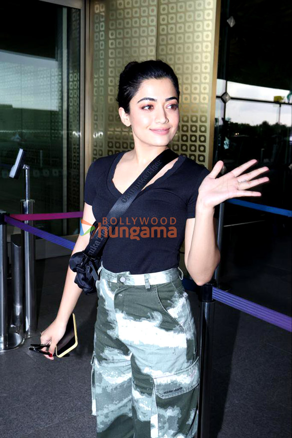 photos ayushmann khurrana and ananya panday snapped at the airport 9