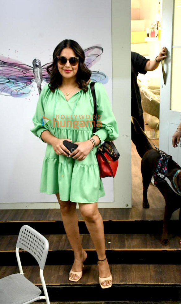 photos bipasha basu snapped at a salon in khar 4