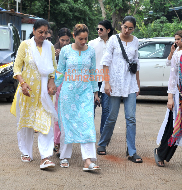 photos celebs attend ankita lokhandes father funeral 11