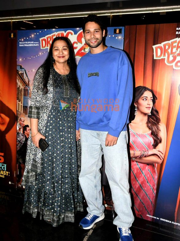 photos celebs grace the premiere of dream girl 2 4