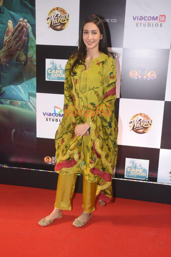 photos celebs grace the premiere of omg 2 24 6