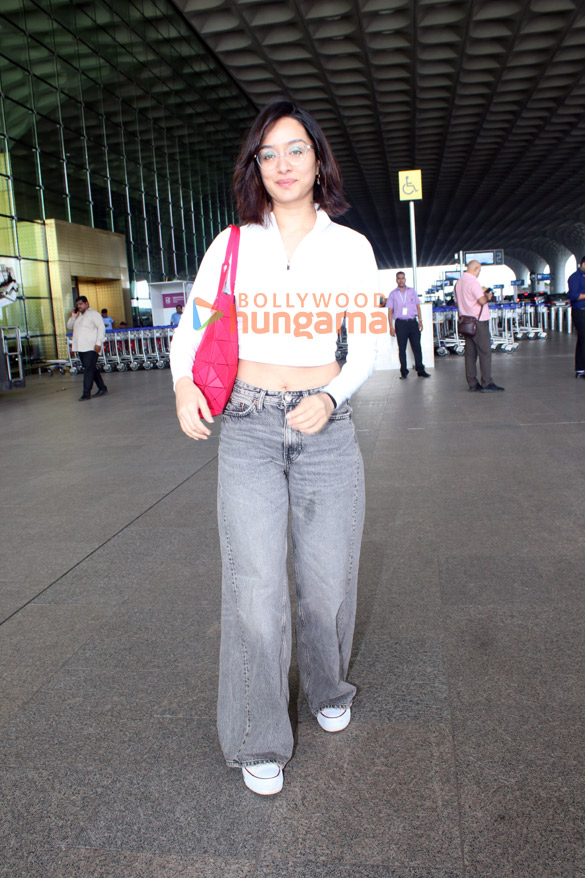 photos deepika padukone ananya panday parineeti chopra and others snapped at the airport 1