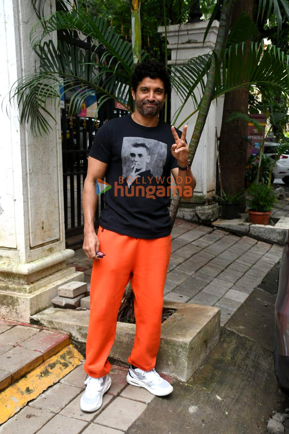photos farhan akhtar spotted at a dental clinic 2
