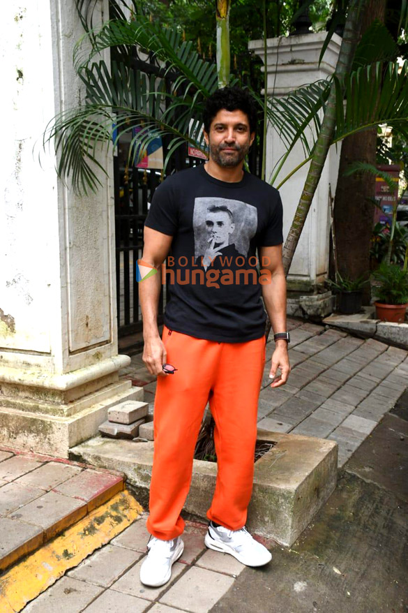 photos farhan akhtar spotted at a dental clinic 3