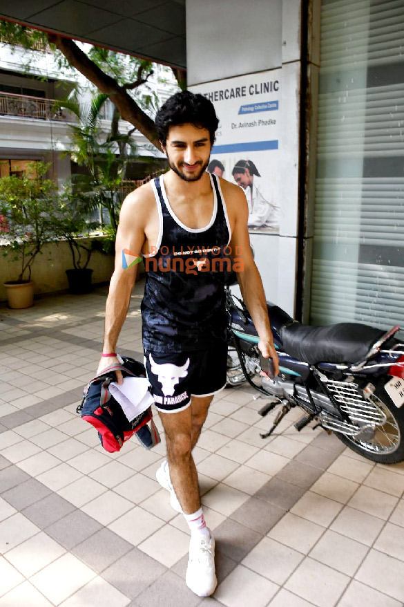 Photos: Ibrahim Ali Khan snapped at the gym in Juhu Photos: Ibrahim Ali Khan snapped at the gym in Juhu