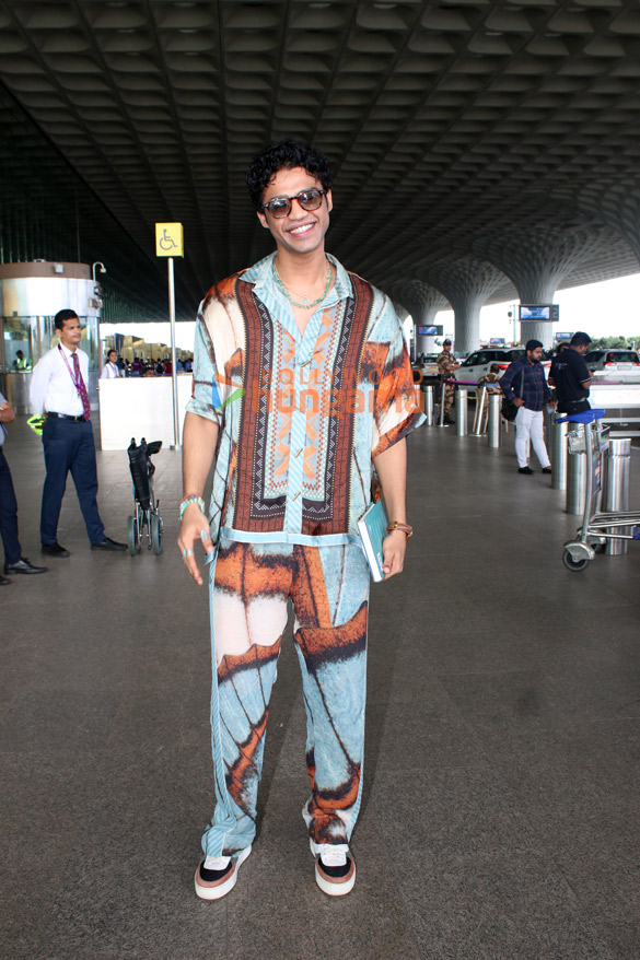 photos kangana ranaut and babil khan snapped at the airport 3