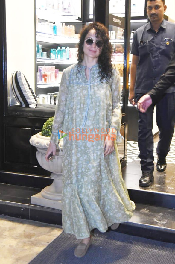 Photos: Kangana Ranaut snapped at a salon in Bandra Photos: Kangana Ranaut snapped at a salon in Bandra