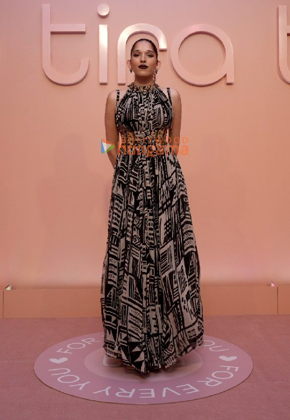 photos kareena kapoor khan arjun kapoor and others graces the launch of tira beautys first campaign 5