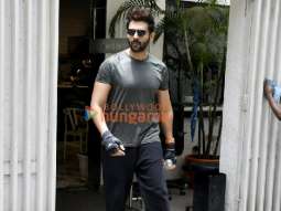Photos: Kartik Aaryan snapped outside the gym in Juhu